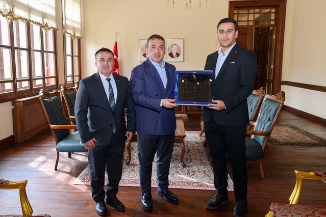 Ahilik sancağını Erhan Küçük, Bilecik Valisi Sözer'e teslim etti.