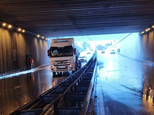 Aydın-Denizli yolunda sağanak kazaya neden oldu, ASTİM Altgeçidi'nde 1 kişi yaralandı