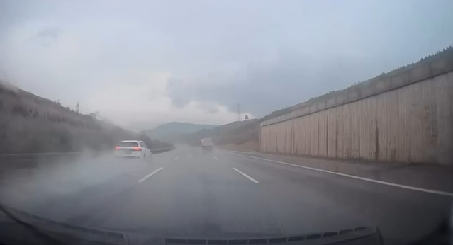 Bursa'da kayganlaşan yolda otomobil bariyerlere çarptı, o anlar kameraya yansıdı