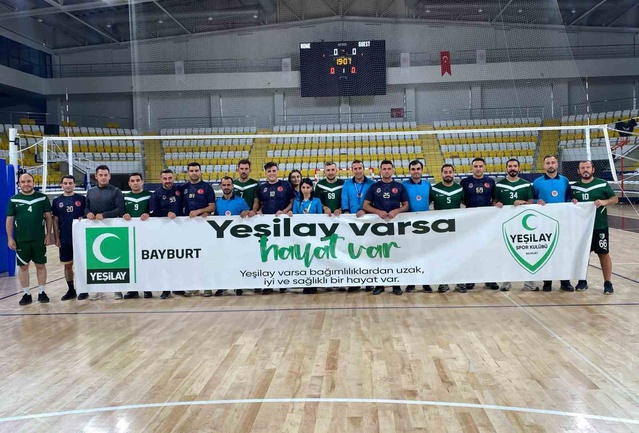 Bayburt'ta 29 Ekim voleybol turnuvasında Yeşilay Bayburt Şubesi stant açtı