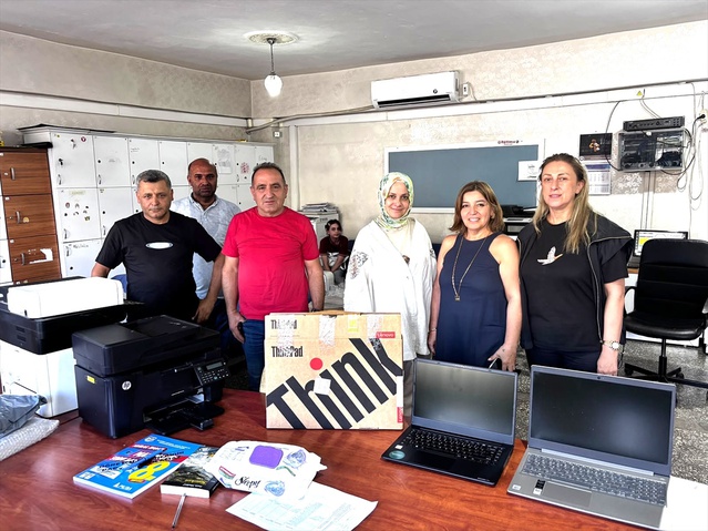 Mardin Midyat'ta Cumhuriyet Ortaokulu'na bilgisayar ve yazıcı desteği vakıftan geldi