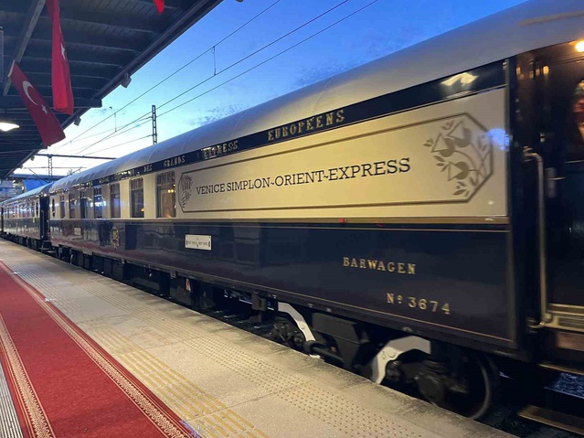 Tarihi Orient Express 5 günde Paris'ten İstanbul'a geldi: 70'i aşkın yolcu Bakırköy'de karşılandı