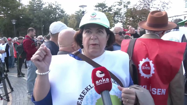 Ankara'da AYM önünde intihar girişiminde bulunan emekli polis hastaneye kaldırıldı