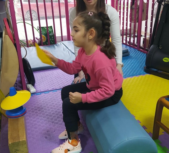 İzmir'de Yağmur Kolaç, serebral palsiyle desteksiz yürümek için her gün çalışıyor