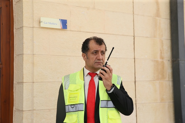 TCDD'de üç kuşaktır demiryolcu olan Rıdvan Kendirli, babasıyla aynı nöbette çalıştı