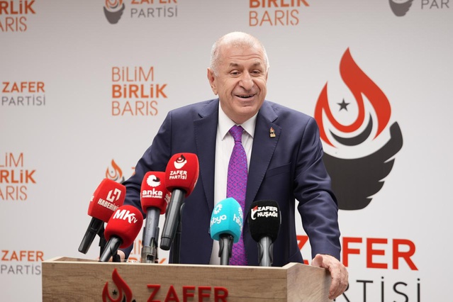 Zafer Partisi Genel Başkanı Özdağ, satrançta gümüş madalyalı Erdoğmuş'u tebrik etti