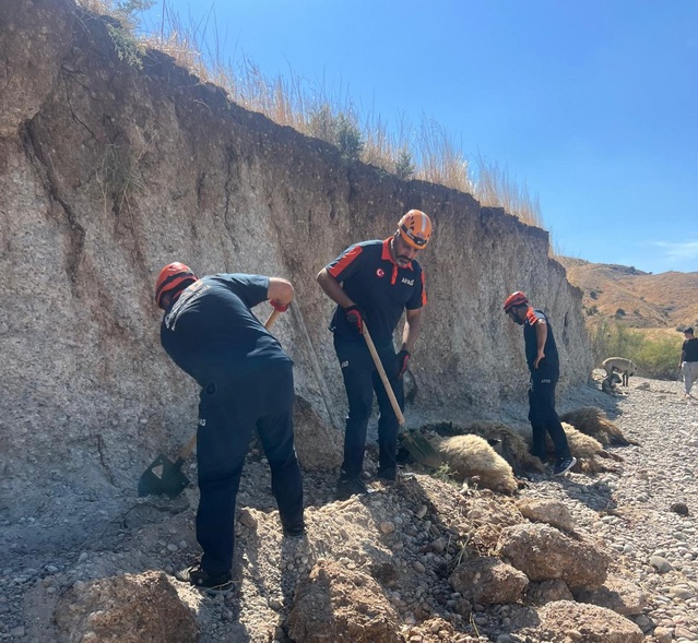 Adıyaman Kahta'da toprak altında kalan 9 küçükbaştan 6'sı telef oldu, 3'ü kurtarıldı