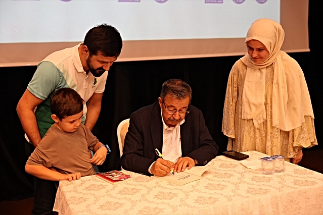 Hayati İnanç, 2. Vezirköprü Kitap Günleri'nde sohbet etti, kitaplarını imzaladı