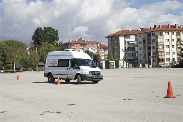Bolu ve Zonguldak'taki 16 ambulans sürücüsüne güvenli sürüş eğitimi verildi