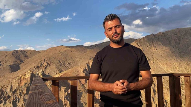 Sivas Divriği'de dağ keçileri cam seyir terası çevresinde sürü halinde görüntülendi
