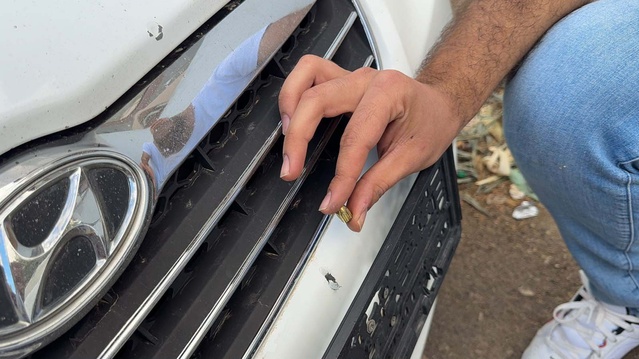 Hatay'da otomobil tamponuna yorgun mermi isabet etti, Emrah Can tepki gösterdi