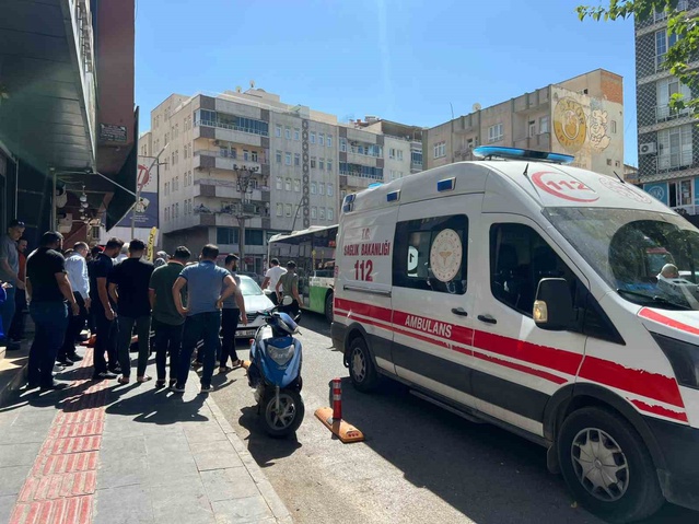 Batman'da açılan araç kapısı yüzünden motosikletle otobüs çarpıştı, 1 kişi yaralandı