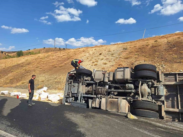 Bingöl'de saman yüklü tır şarampole devrilip alev aldı, sürücü hafif yaralandı