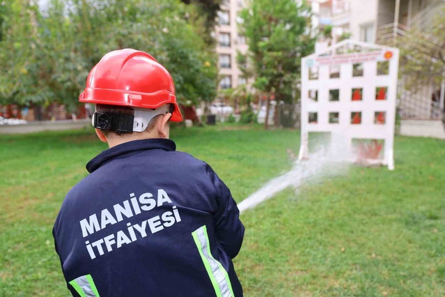 Manisa'da 24 öğrenci itfaiyede simülasyonlu yangın söndürme eğitimi aldı