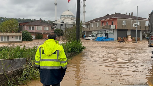 Sakarya Karasu'da sağanak sonrası dere yatağından taştı, ev ve iş yerlerini su bastı