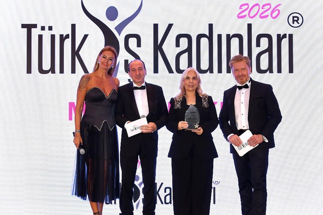Türk İş Kadınları Plaket Töreni'nde ödüller sahiplerini buldu: Haberler.com Genel Yayın Yönetmeni Av. Bedia Teymur'a plaket