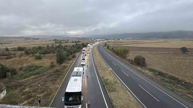 Karabük'ün Eskipazar ilçesinde yol çalışması İstanbul yönünde trafiği aksatıyor
