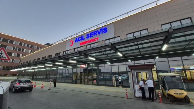 Eskişehir'de baygın bulunan yaşlı çift, doğalgaz şüphesiyle hastaneye kaldırıldı