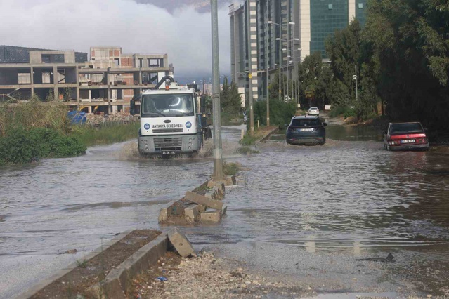 Hatay Antakya'da sağanak yolları göle çevirdi, Kisecik'te toprak kayması yolu kesti