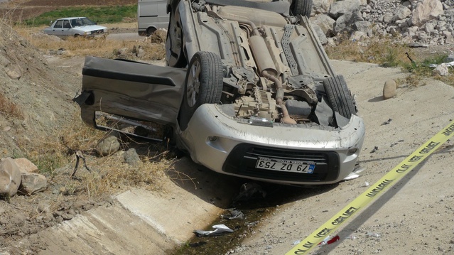 Kilis Şenlikçe'de hafriyat kamyonuyla çarpışan hafif ticari araçtaki 3 kişi ağır yaralandı