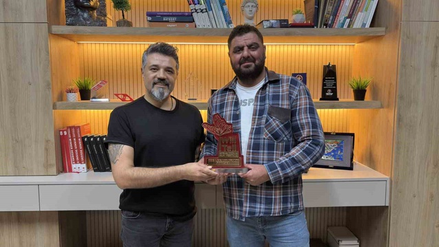 Fotosel İngiltere'de En İyi İz Bırakan Film ödülünü aldı, yönetmen vize alamadı
