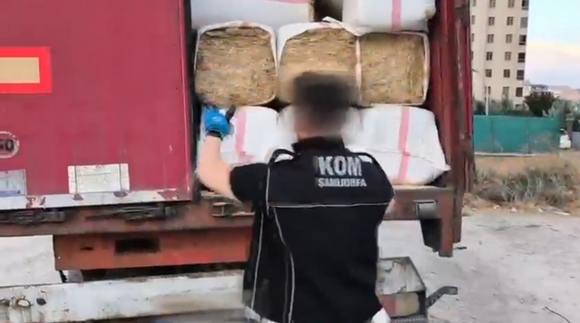 Şanlıurfa'da saman çuvallarında 27 bin paket tütün mamülü bulundu, 2 kişi tutuklandı