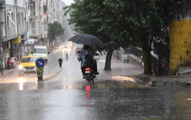Aydın Efeler'de sağanak vatandaşları hazırlıksız yakaladı, belediye çalışma başlattı