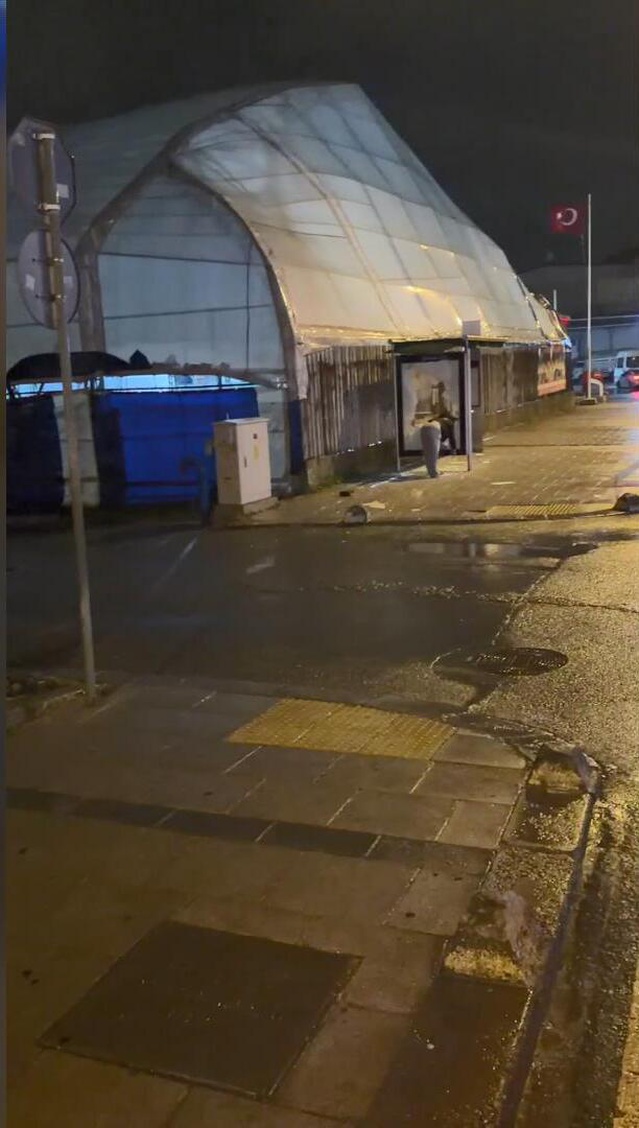 Arnavutköy'de İETT durağı camını kaldırım taşıyla kıran kadın çevredekilere küfretti