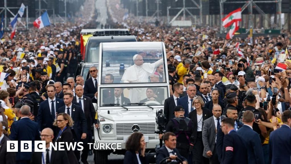 Papa 14. Leo, Paris'te açık hava ayini öncesinde büyük kalabalıklar tarafından karşılandı