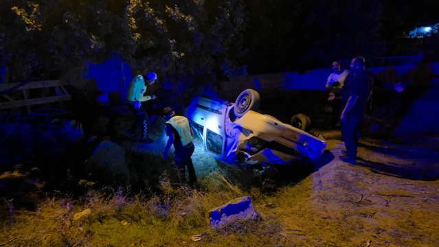 Erzincan'da Akyazı mevkisinde devrilen otomobilde sürücü eşiyle yaralandı