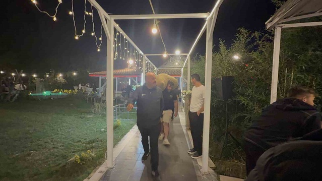 Düzce'de düğünde damadın esnaf yakınları takı yerine çuval fındıkla sürpriz yaptı