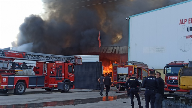 Kahramankazan'da geri dönüşüm tesisindeki yangını itfaiye 2 saatte söndürdü