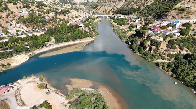 Tunceli'de yağış sonrası Munzur berrak, Pülümür ise kahverengi akıyor