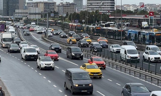 İstanbul'da yağışın da etkisiyle sabah saatlerinde trafik yoğunluğu