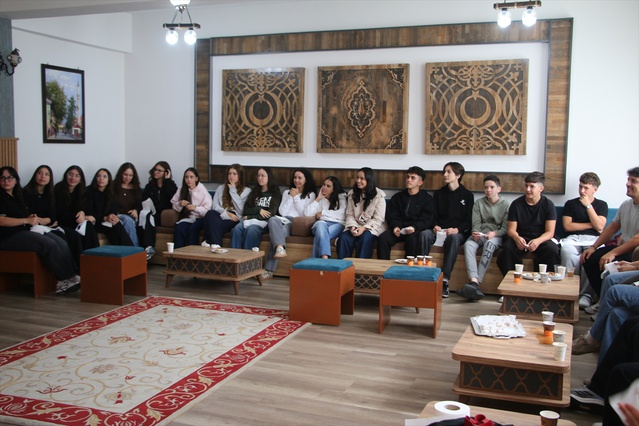 Kütahya'da Erasmus projesiyle İspanya'dan 12 öğrenci ve 2 öğretmen bir hafta ağırlanıyor.