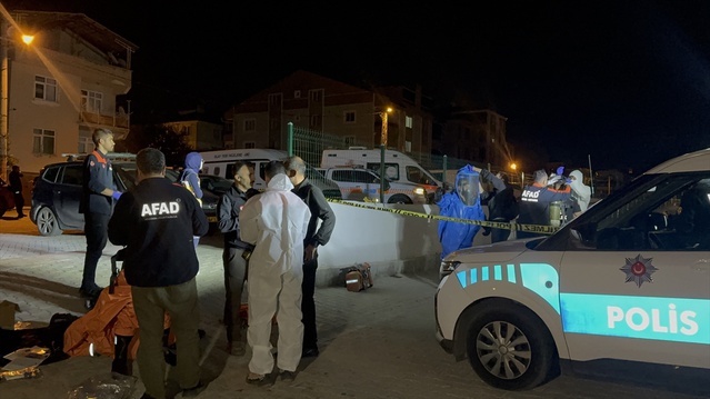 Karaman'da siyanür notlu dairede ölü bulunan çiftin cenazeleri Adli Tıp'a gönderildi