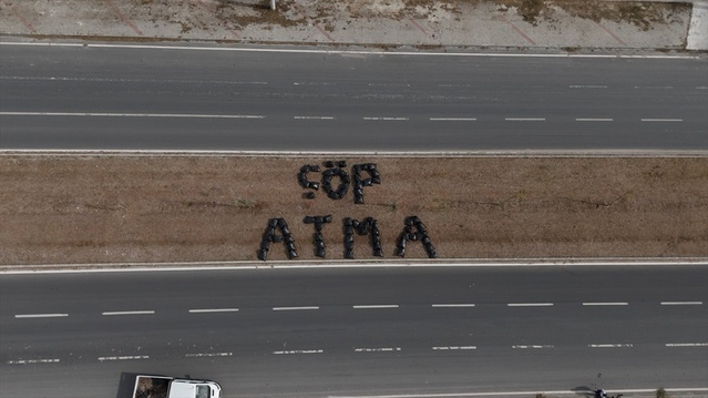Lüleburgaz Belediyesi yaklaşık 1500 çöp poşetiyle 'Çöp atma' yazıp çevreye dikkat çekti