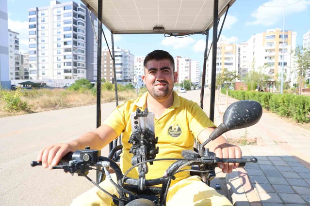 Adana Kozan'da seyyar dondurmacının güneş paneli, 40 km menzili aşmasını sağladı