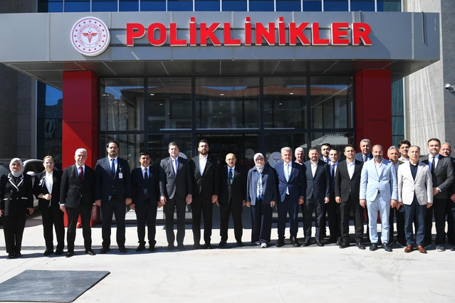 Vali Ustaoğlu, yeni binada hasta kabul eden Sındırgı Devlet Hastanesi'ni inceledi