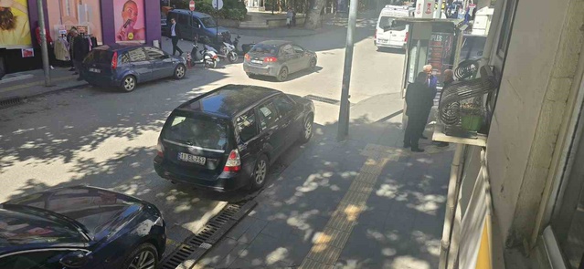 Bilecik'te minibüs sürücülerine ayrılan yere 11 EL 759 plakalı araç park etti