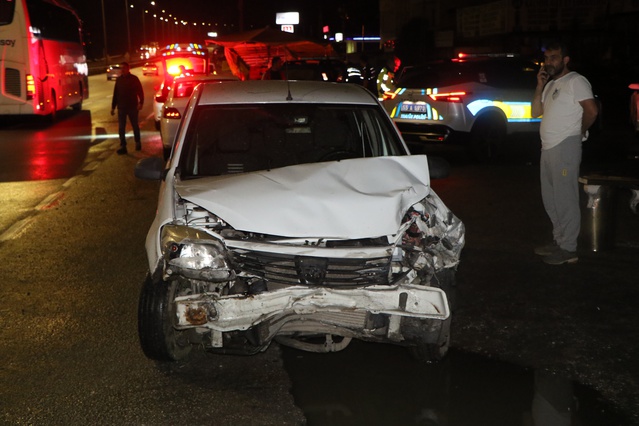 Samsun Atakum'da otomobilin virajda kamyonete çarpması sonucu 4 kişi yaralandı
