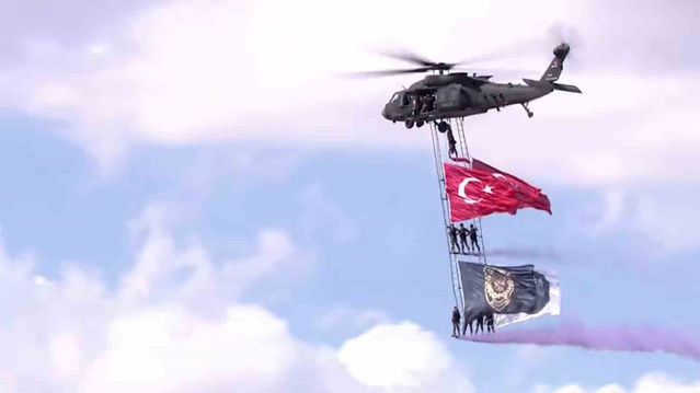 TEKNOFEST Güneydoğu'da T-70'le iplere tutunan Özel Harekat polisleri bayrak açtı