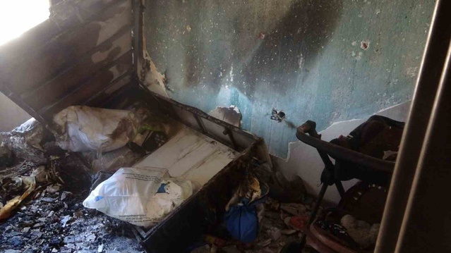 Antakya'da yangın çıkan daire 6 aydır temizlenmeyince sakinler koku ve böcekten bezdi