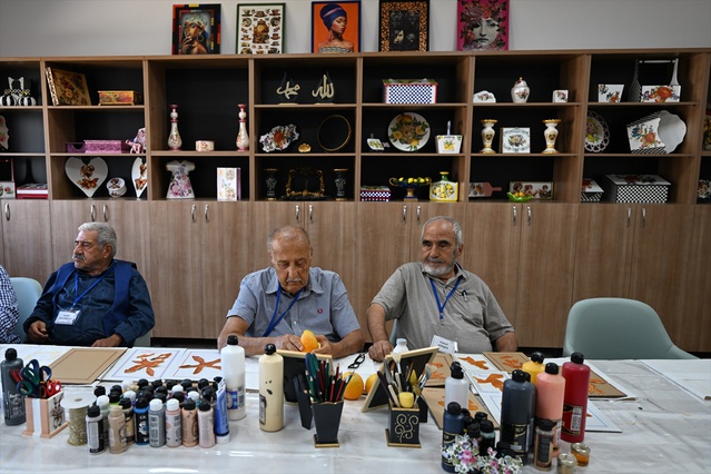 Gaziantep'te 82'lik ressam portakal kabuğu tablolarıyla hastalıklarla mücadele ediyor