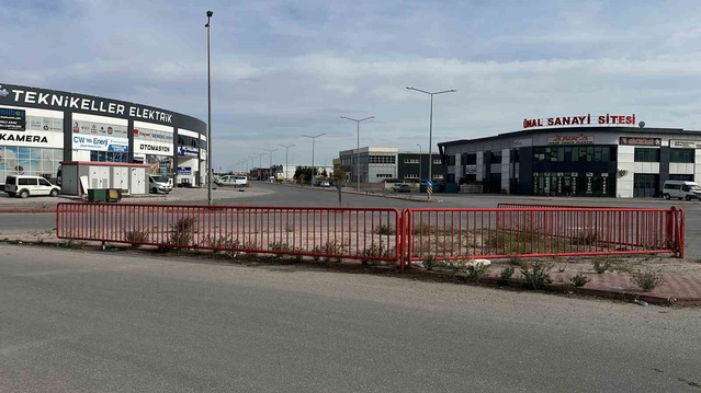 Konya Karatay'da iki otomobil çarpıştı, kaza anı kameraya yansıdı; 1 kişi yaralandı.