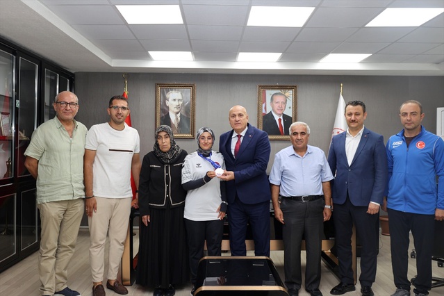 Depremzede milli kürekçi Alkayış, Türkiye şampiyonluğu sonrası Elüstü'nü ziyaret etti