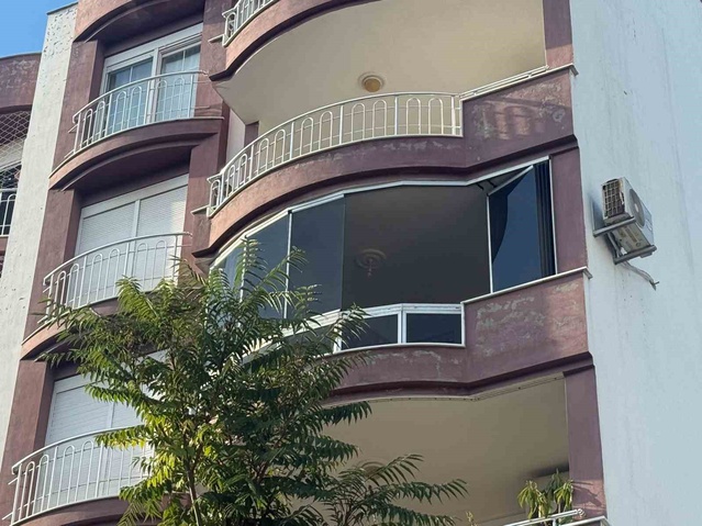 Antalya Serik'te balkondaki yangında kanepe yandı, alevler daireye sıçramadı