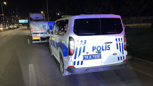 Karabük'te kırmızı ışık ihlali 3 araçlı zincirleme kazaya yol açtı, 1 kişi yaralandı