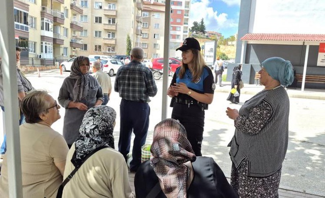 Bilecik'te polis, 36 vatandaşı dolandırıcılık ve güvenlik konusunda bilgilendirdi