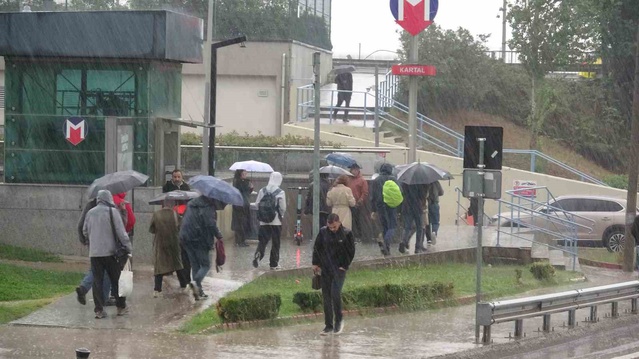 İstanbul'da gece başlayan yağış sabah ulaşımını etkiledi, Kartal'da yoğunluk oluştu